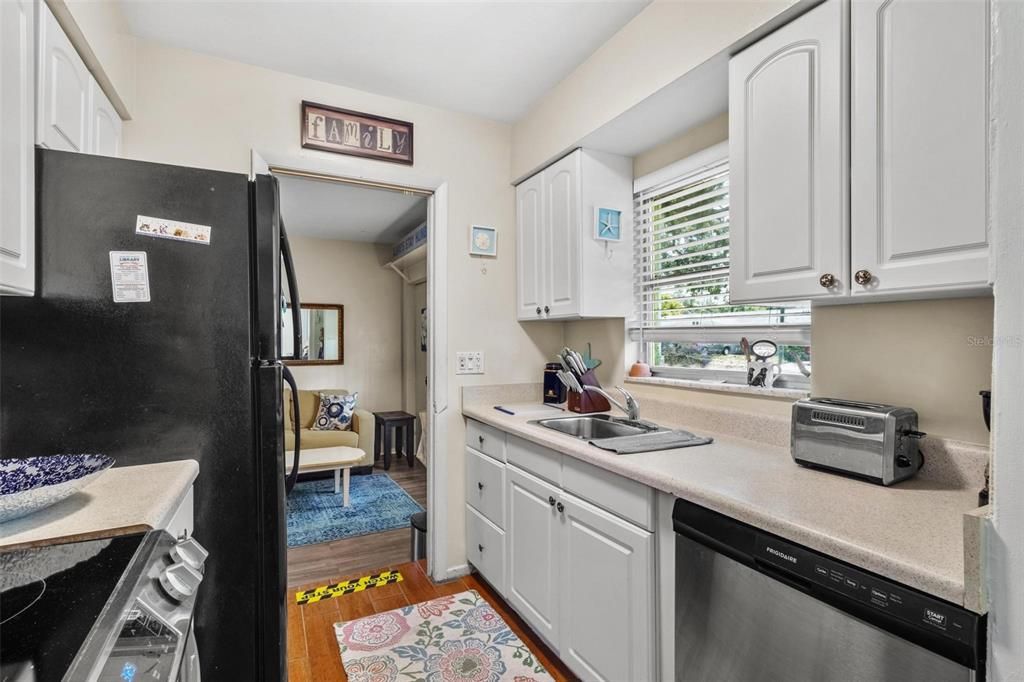 For Rent: $2,500 (2 beds, 1 baths, 876 Square Feet)