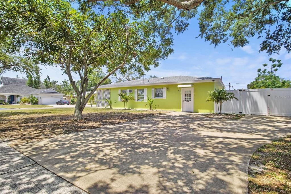 For Rent: $2,500 (2 beds, 1 baths, 876 Square Feet)