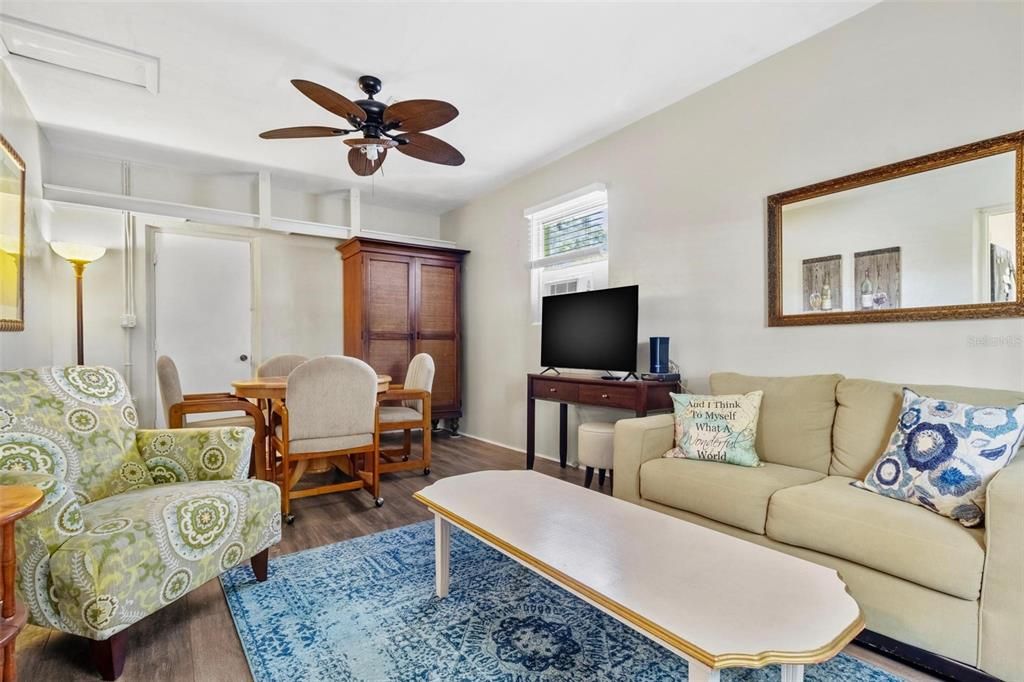 For Rent: $2,500 (2 beds, 1 baths, 876 Square Feet)