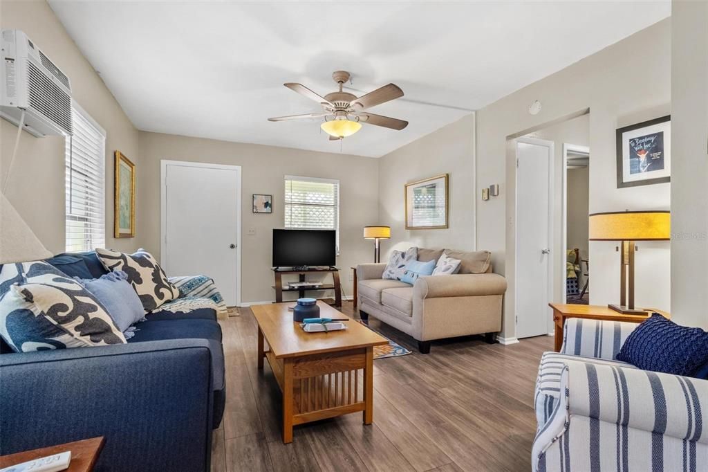 For Rent: $2,500 (2 beds, 1 baths, 876 Square Feet)