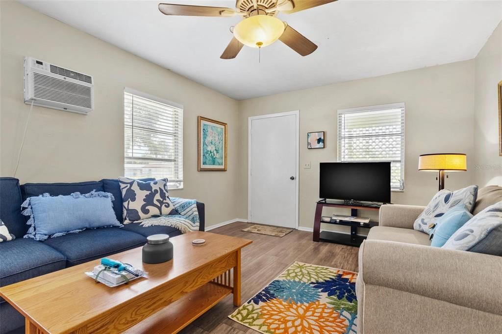 For Rent: $2,500 (2 beds, 1 baths, 876 Square Feet)