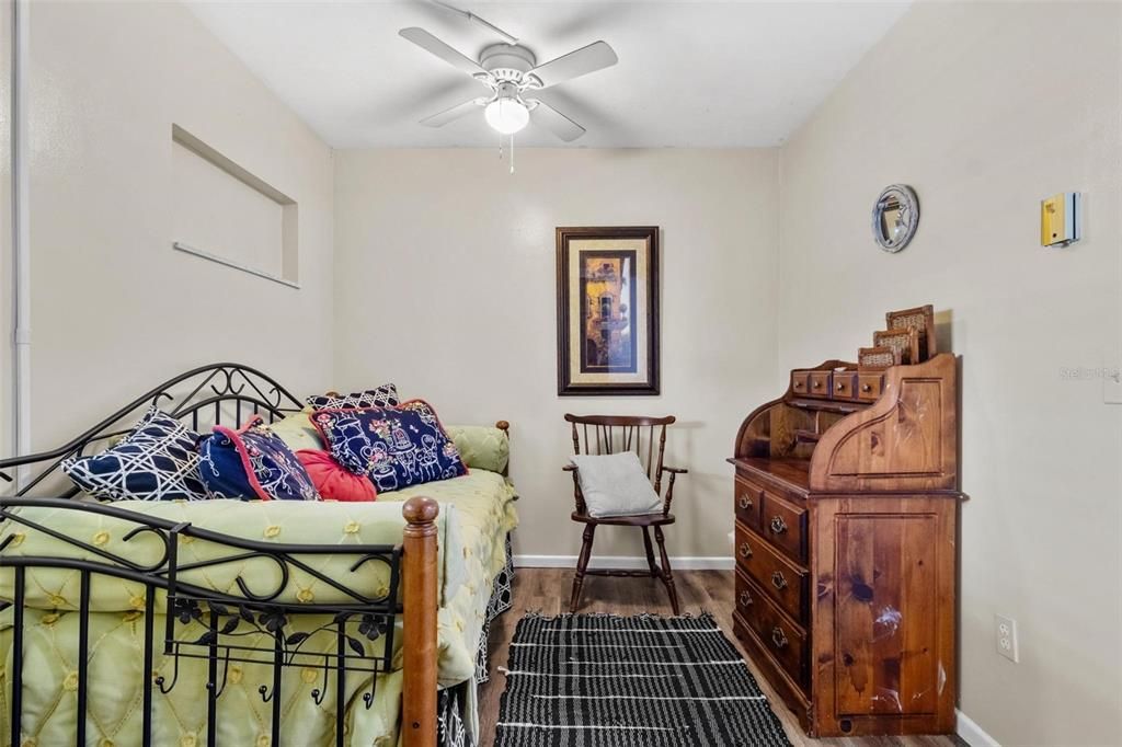 For Rent: $2,500 (2 beds, 1 baths, 876 Square Feet)