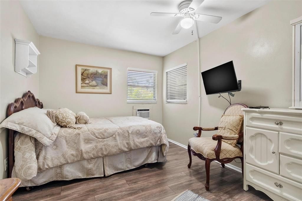 For Rent: $2,500 (2 beds, 1 baths, 876 Square Feet)