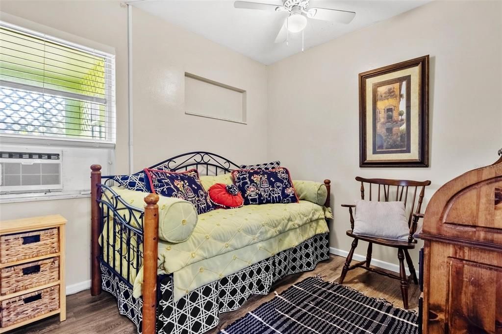 For Rent: $2,500 (2 beds, 1 baths, 876 Square Feet)