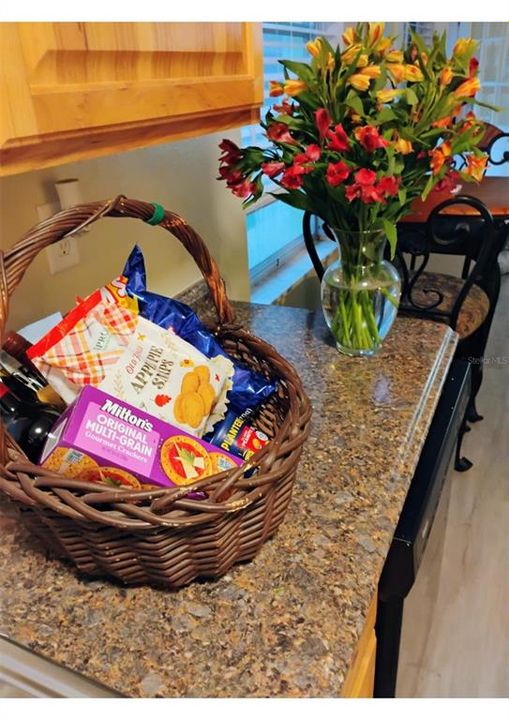 For Rent: $2,500 (2 beds, 1 baths, 876 Square Feet)