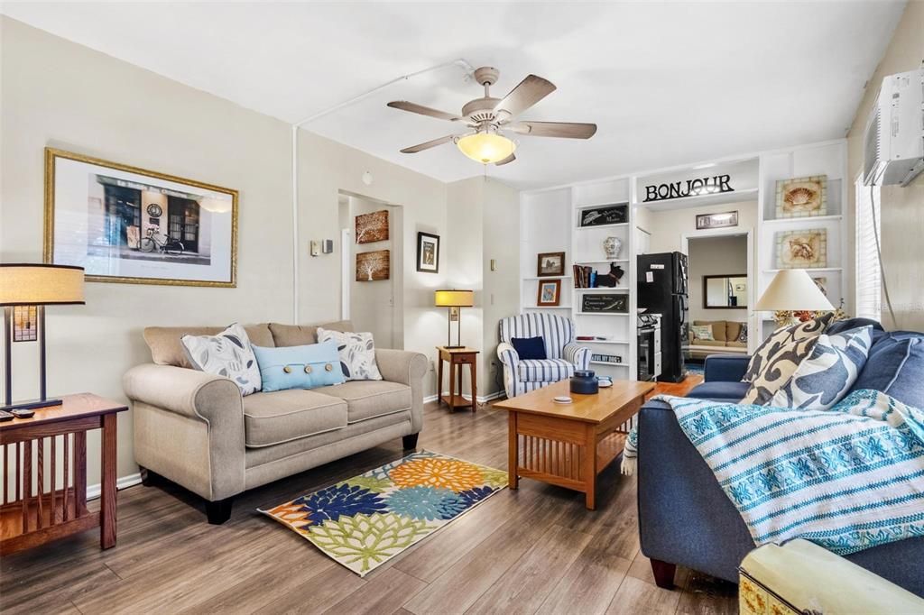 For Rent: $2,500 (2 beds, 1 baths, 876 Square Feet)