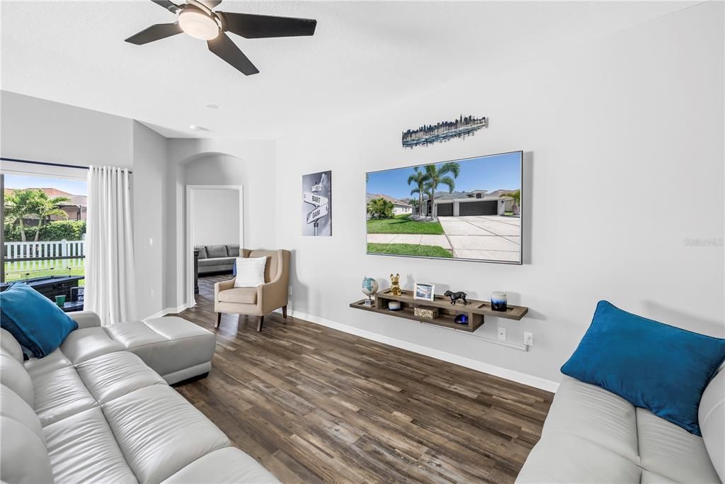 На продажу: $399,900 (4 спален, 2 ванн, 1846 Квадратных фут)