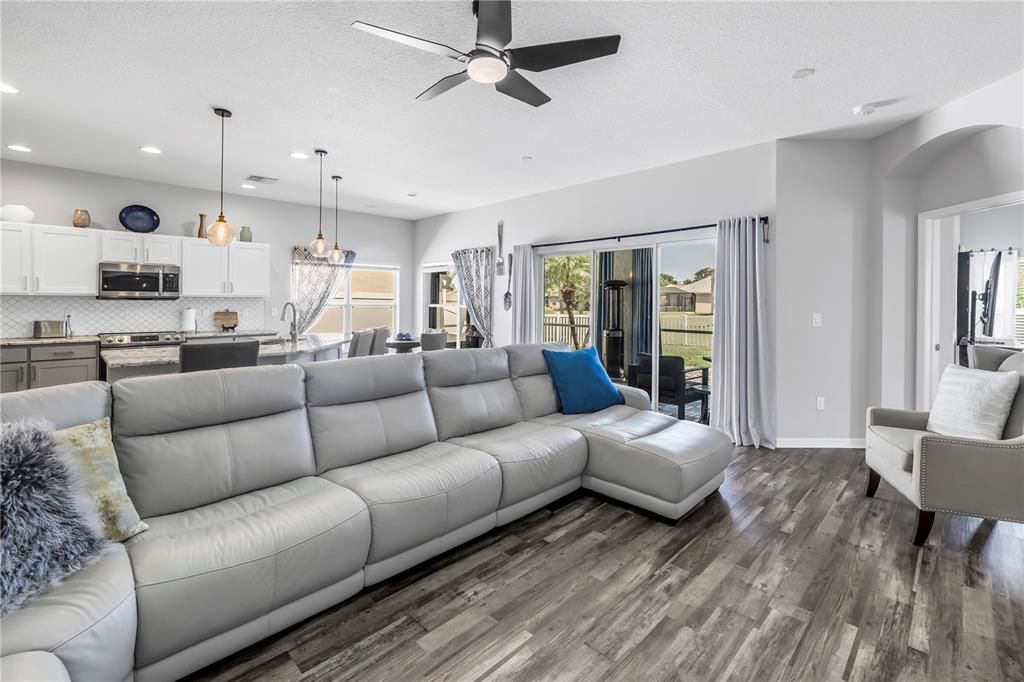 На продажу: $399,900 (4 спален, 2 ванн, 1846 Квадратных фут)