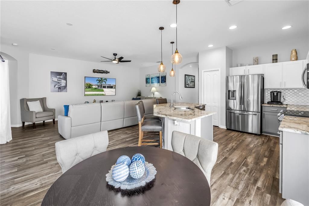 На продажу: $399,900 (4 спален, 2 ванн, 1846 Квадратных фут)