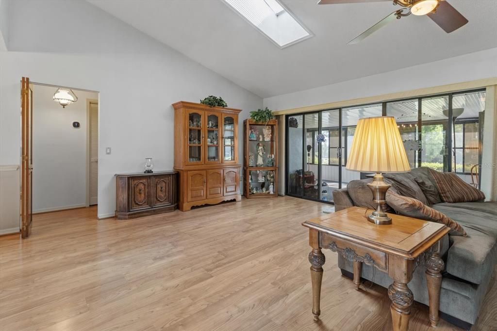 На продажу: $499,900 (4 спален, 2 ванн, 1980 Квадратных фут)