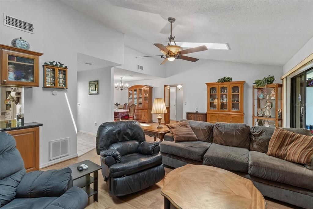 На продажу: $499,900 (4 спален, 2 ванн, 1980 Квадратных фут)