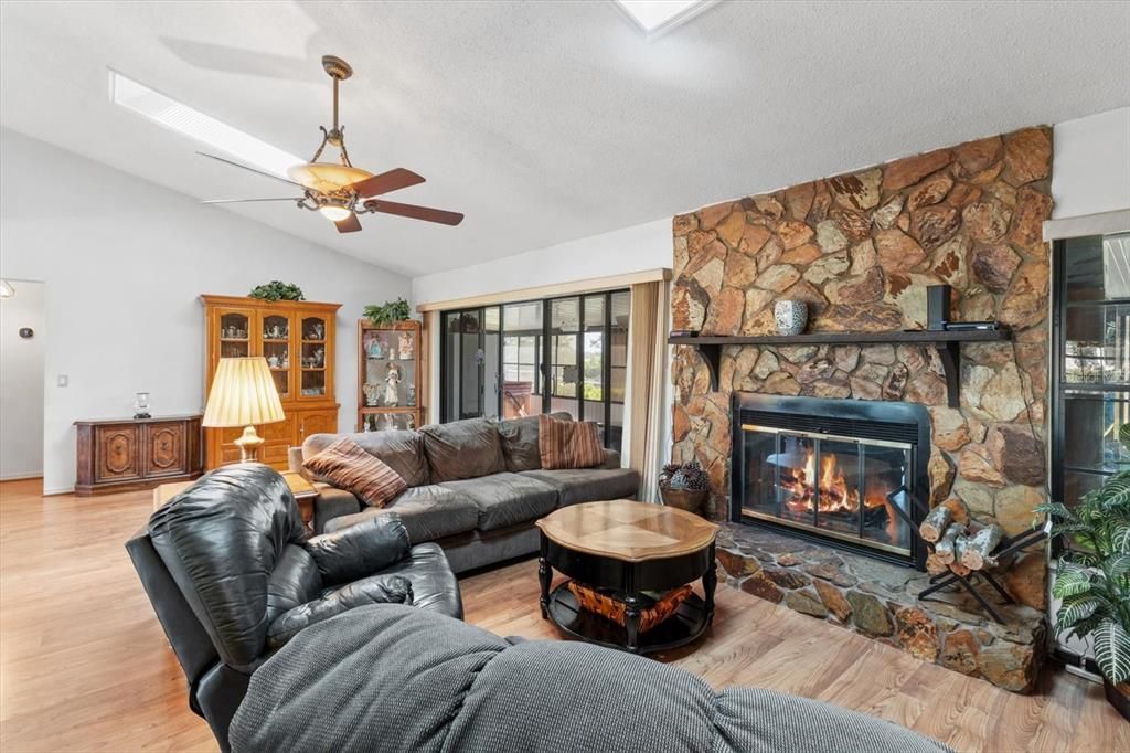 На продажу: $499,900 (4 спален, 2 ванн, 1980 Квадратных фут)