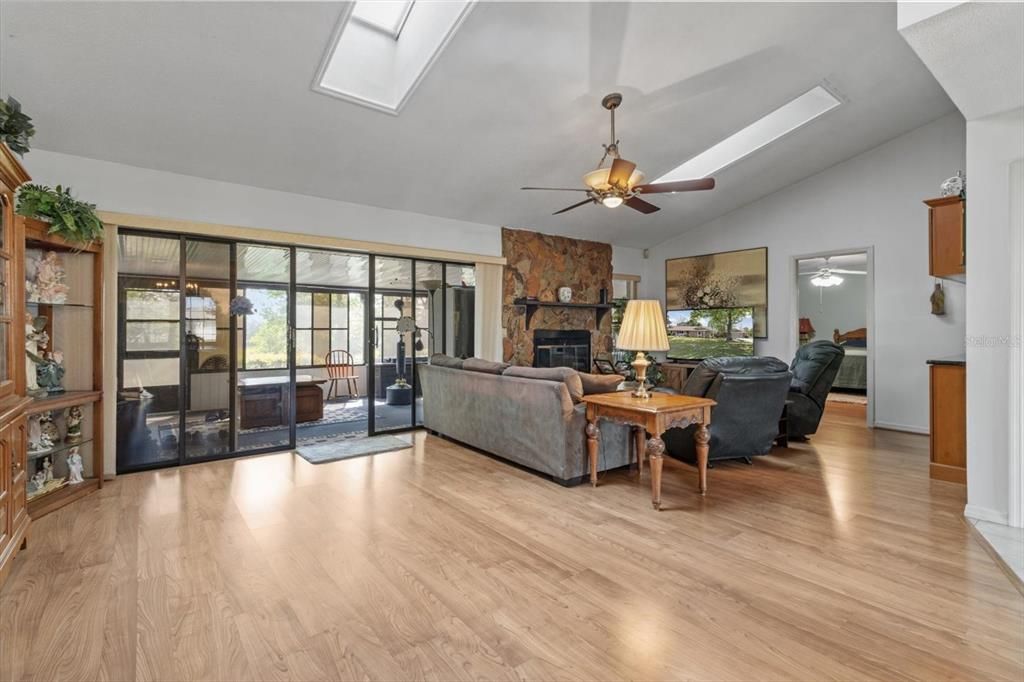 На продажу: $499,900 (4 спален, 2 ванн, 1980 Квадратных фут)