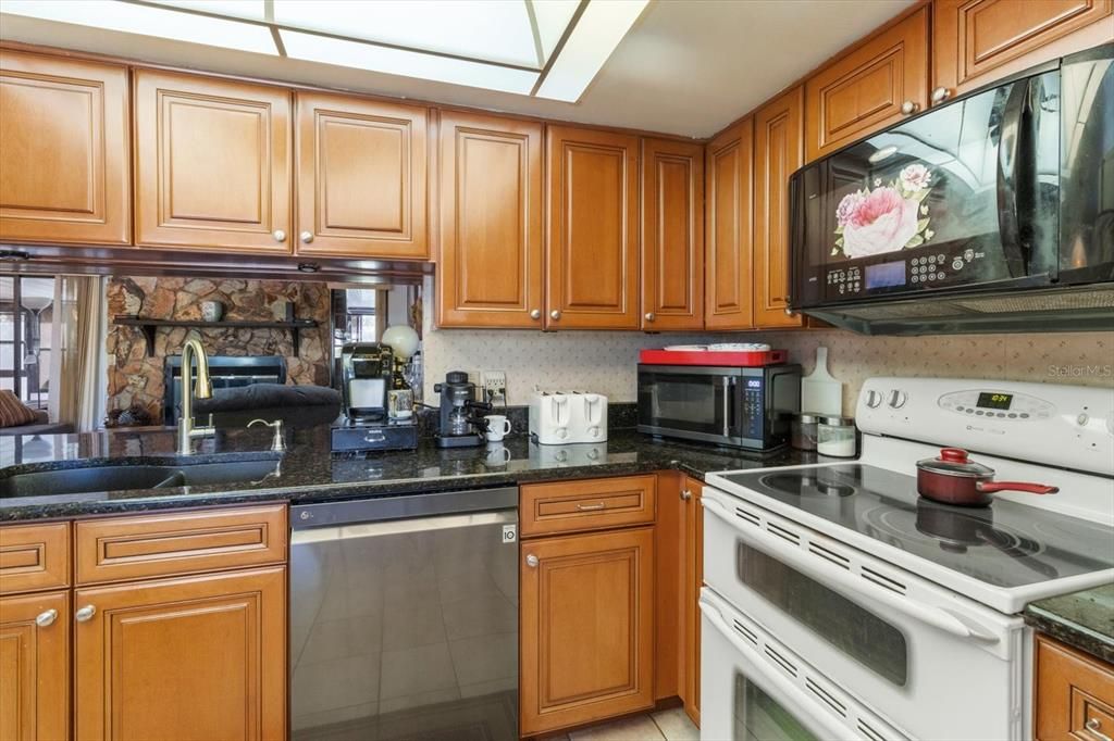 На продажу: $499,900 (4 спален, 2 ванн, 1980 Квадратных фут)