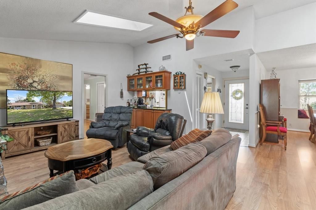 На продажу: $499,900 (4 спален, 2 ванн, 1980 Квадратных фут)