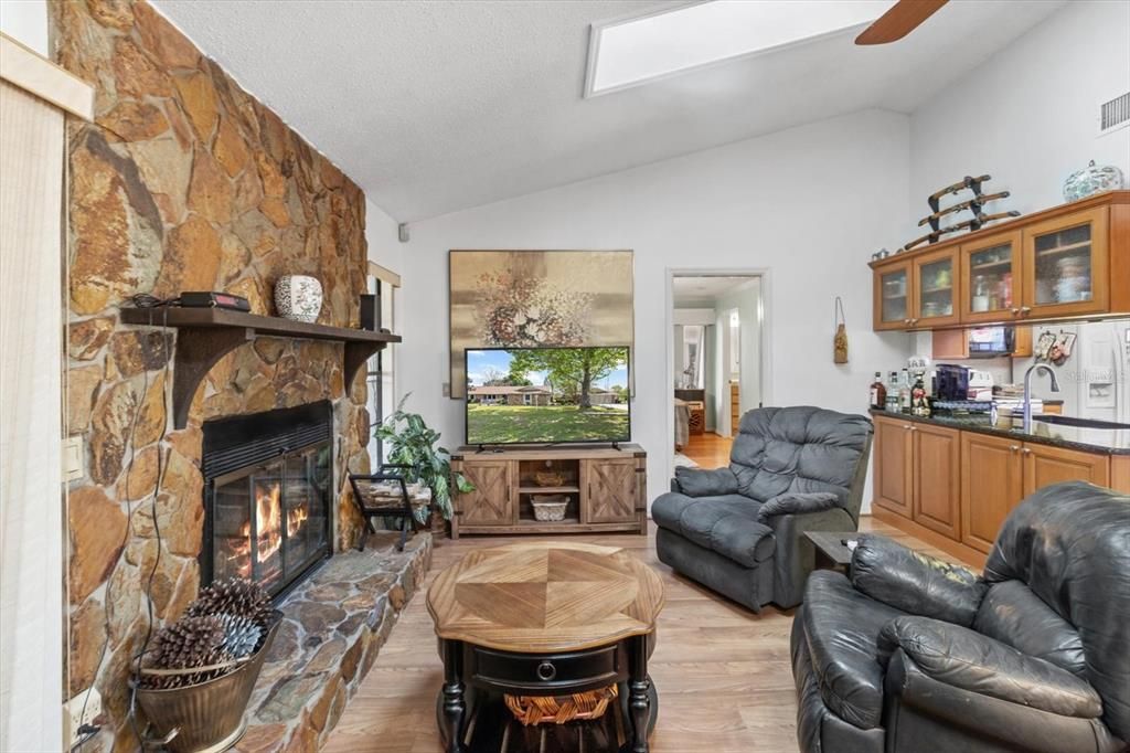 На продажу: $499,900 (4 спален, 2 ванн, 1980 Квадратных фут)