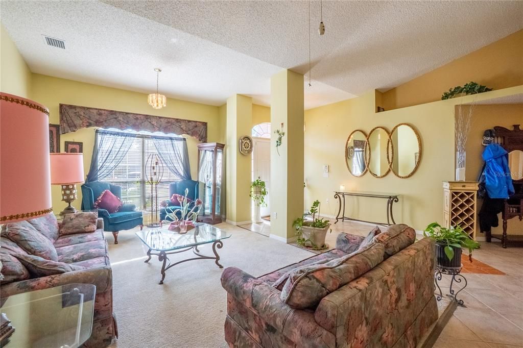 Activo con contrato: $349,000 (4 camas, 3 baños, 2973 Pies cuadrados)