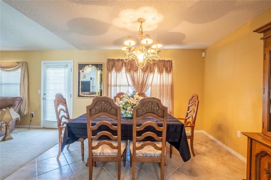 Activo con contrato: $349,000 (4 camas, 3 baños, 2973 Pies cuadrados)