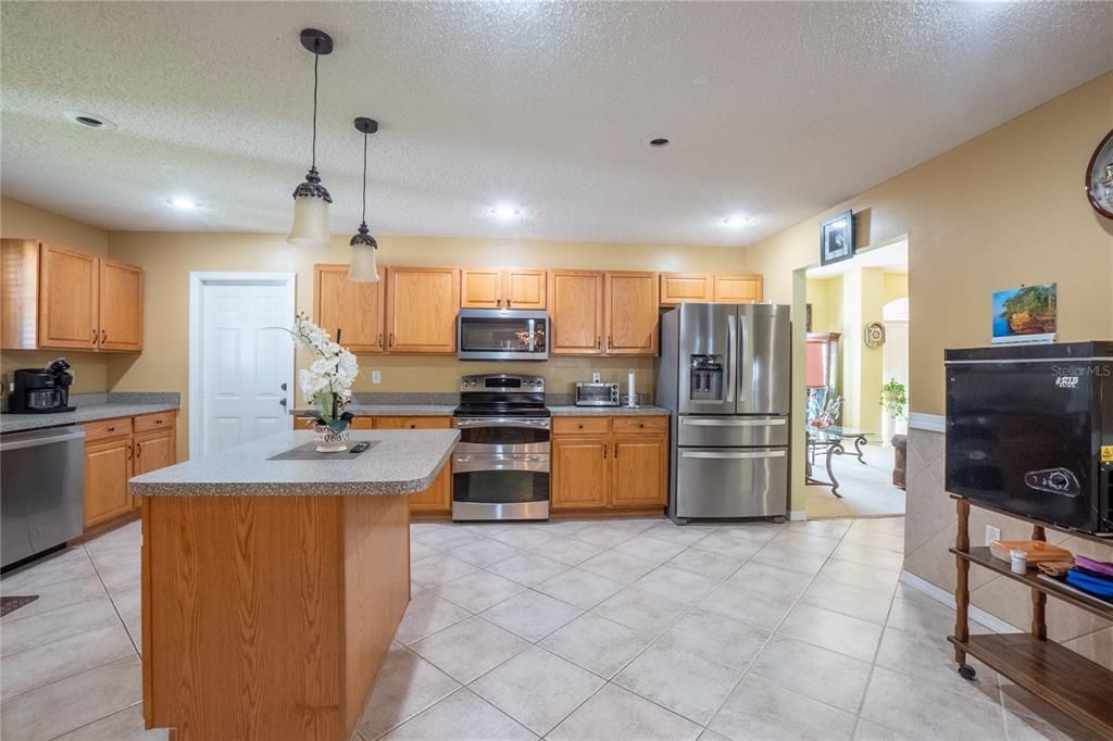 Activo con contrato: $349,000 (4 camas, 3 baños, 2973 Pies cuadrados)