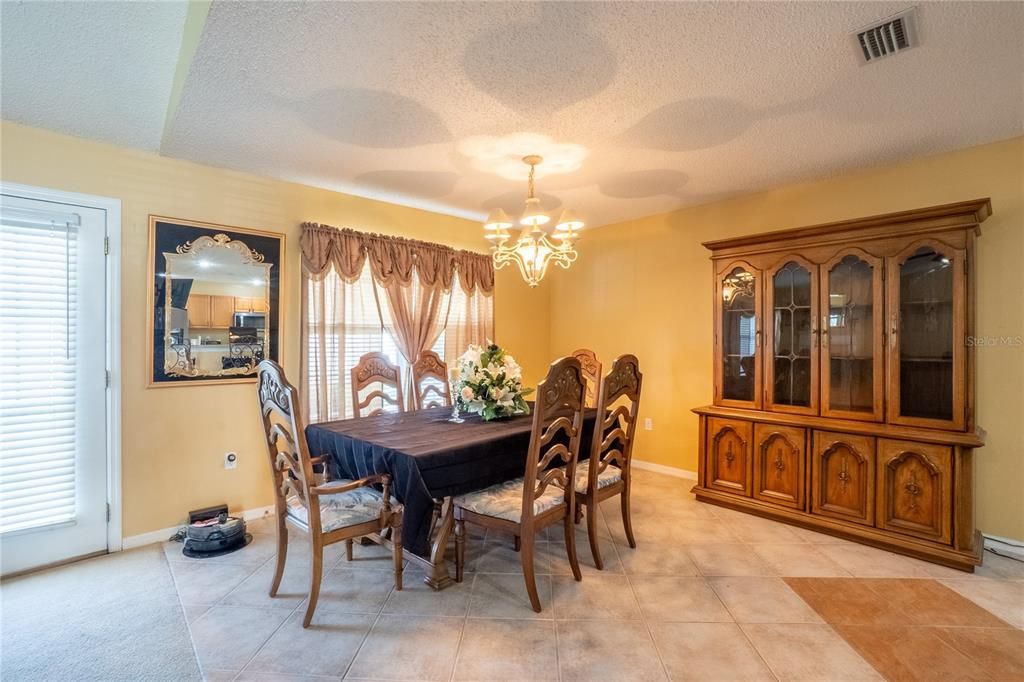 Activo con contrato: $349,000 (4 camas, 3 baños, 2973 Pies cuadrados)