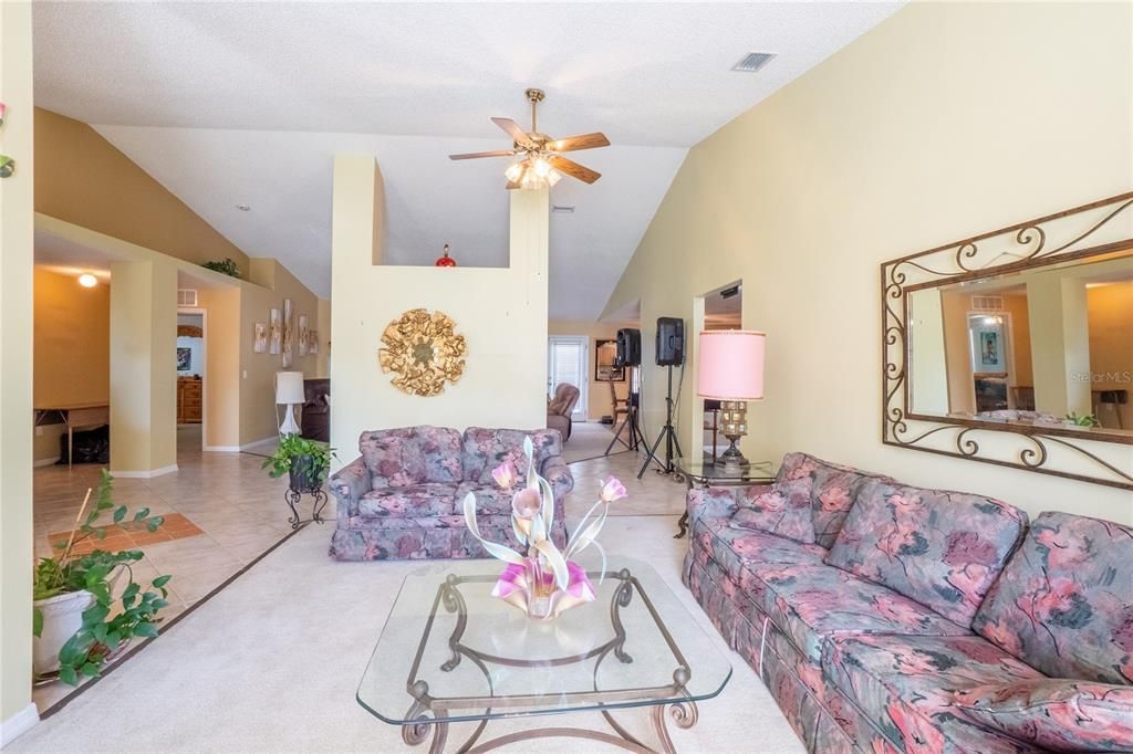 Activo con contrato: $349,000 (4 camas, 3 baños, 2973 Pies cuadrados)