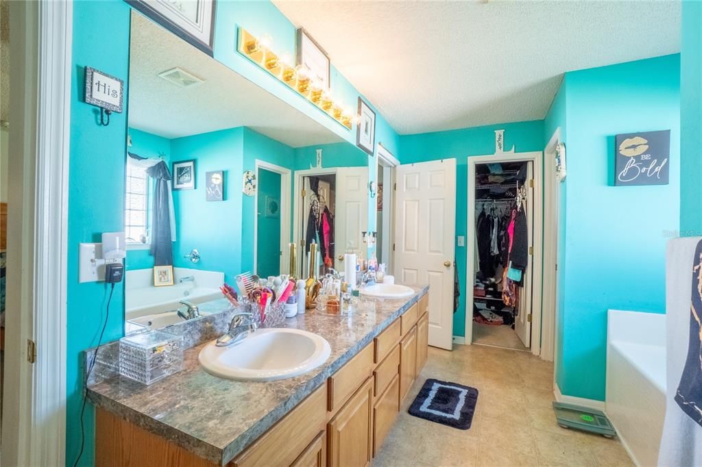 Activo con contrato: $349,000 (4 camas, 3 baños, 2973 Pies cuadrados)