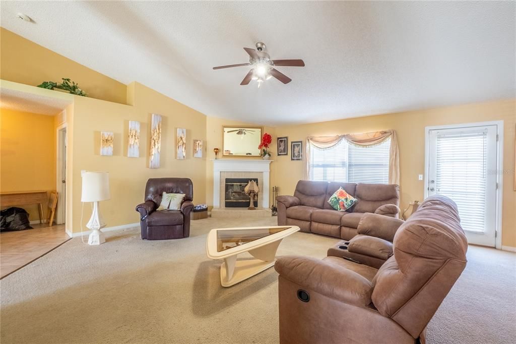 Activo con contrato: $349,000 (4 camas, 3 baños, 2973 Pies cuadrados)