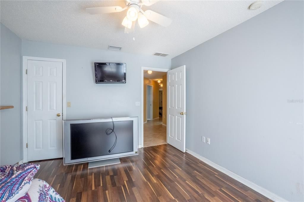 Activo con contrato: $349,000 (4 camas, 3 baños, 2973 Pies cuadrados)