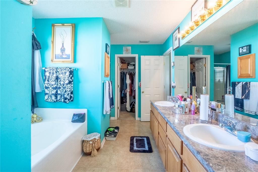 Activo con contrato: $349,000 (4 camas, 3 baños, 2973 Pies cuadrados)