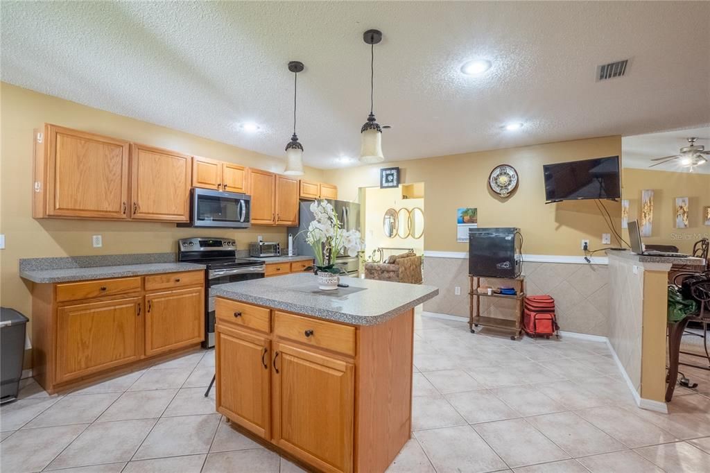 Activo con contrato: $349,000 (4 camas, 3 baños, 2973 Pies cuadrados)