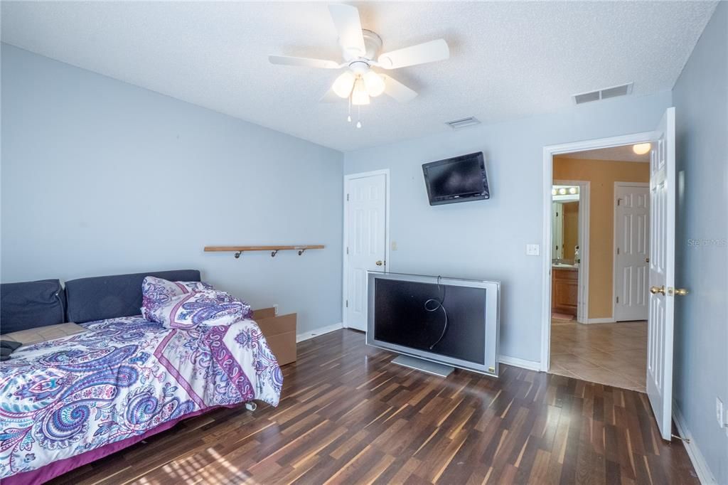 Activo con contrato: $349,000 (4 camas, 3 baños, 2973 Pies cuadrados)