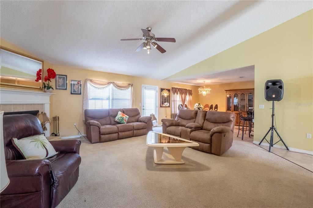 Activo con contrato: $349,000 (4 camas, 3 baños, 2973 Pies cuadrados)