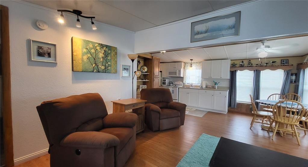 待售: $124,900 (2 贝兹, 1 浴室, 636 平方英尺)