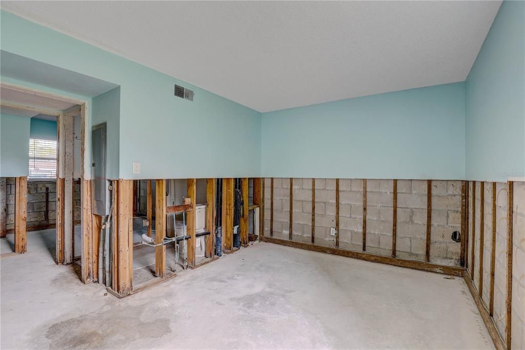 For Sale: $104,900 (2 beds, 1 baths, 720 Square Feet)