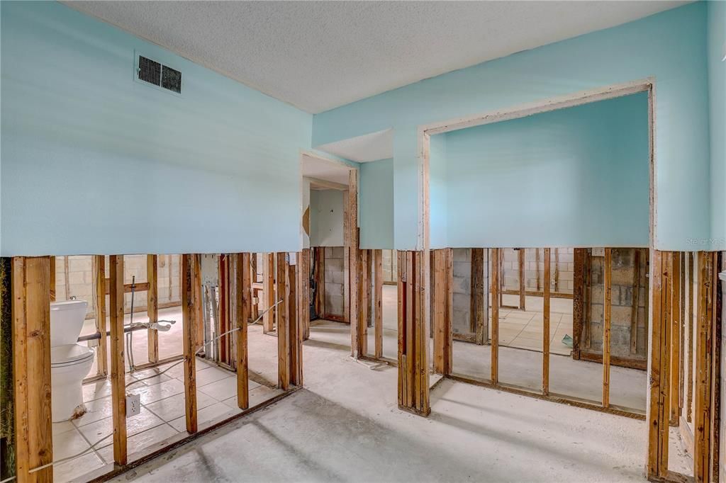 For Sale: $104,900 (2 beds, 1 baths, 720 Square Feet)