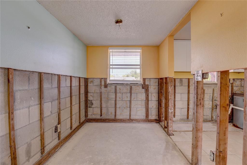 For Sale: $104,900 (2 beds, 1 baths, 720 Square Feet)