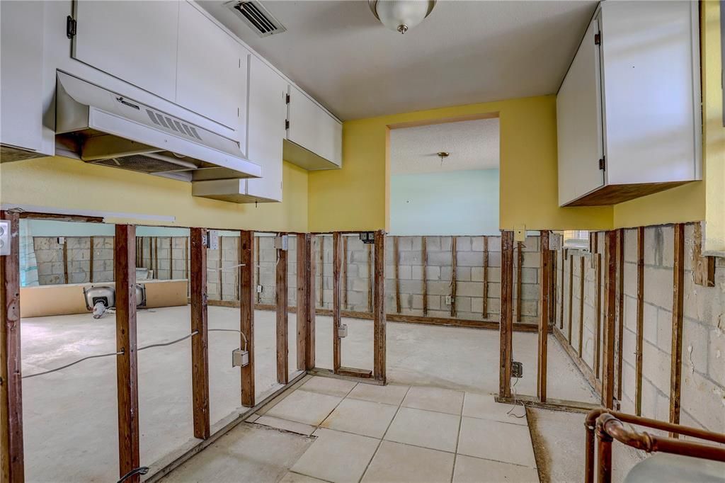 For Sale: $104,900 (2 beds, 1 baths, 720 Square Feet)