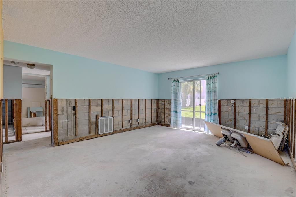 For Sale: $104,900 (2 beds, 1 baths, 720 Square Feet)