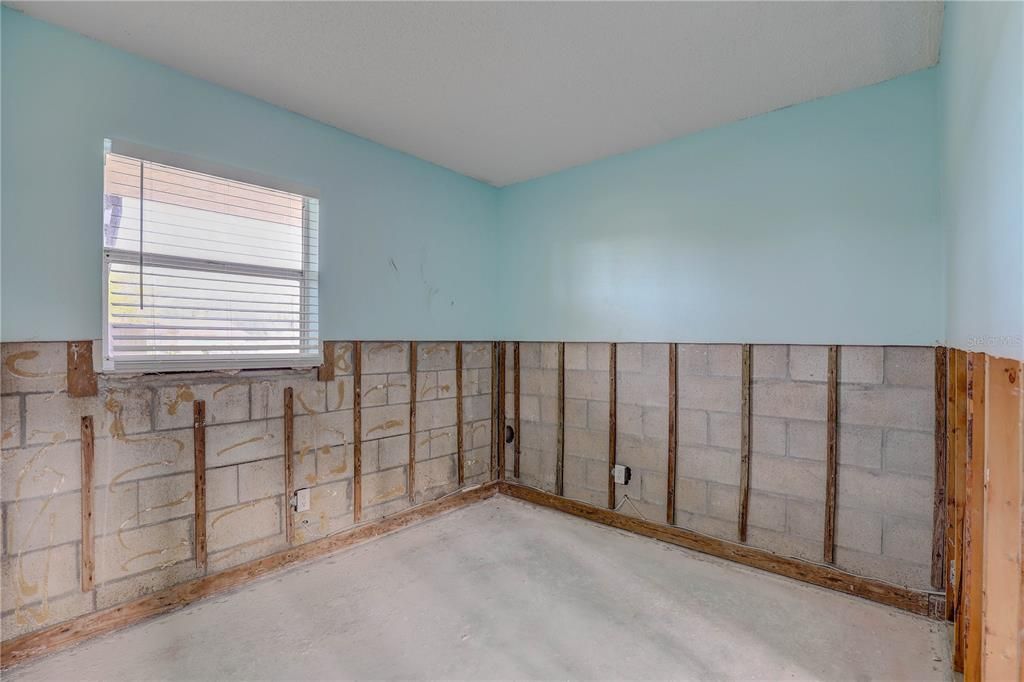 For Sale: $104,900 (2 beds, 1 baths, 720 Square Feet)