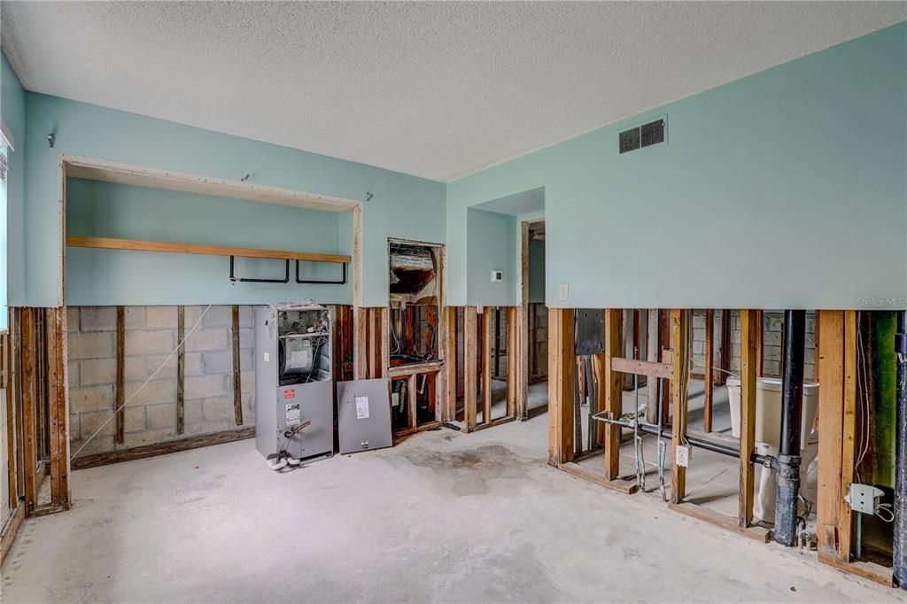 For Sale: $104,900 (2 beds, 1 baths, 720 Square Feet)