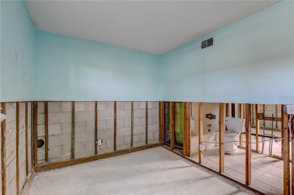 For Sale: $104,900 (2 beds, 1 baths, 720 Square Feet)