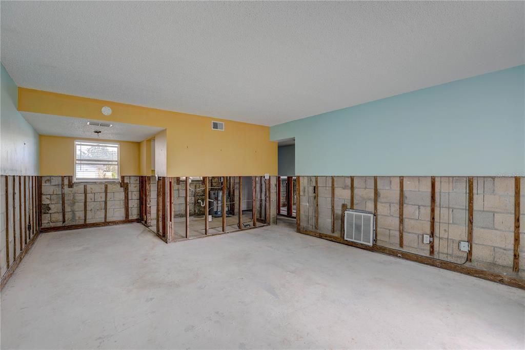 For Sale: $104,900 (2 beds, 1 baths, 720 Square Feet)