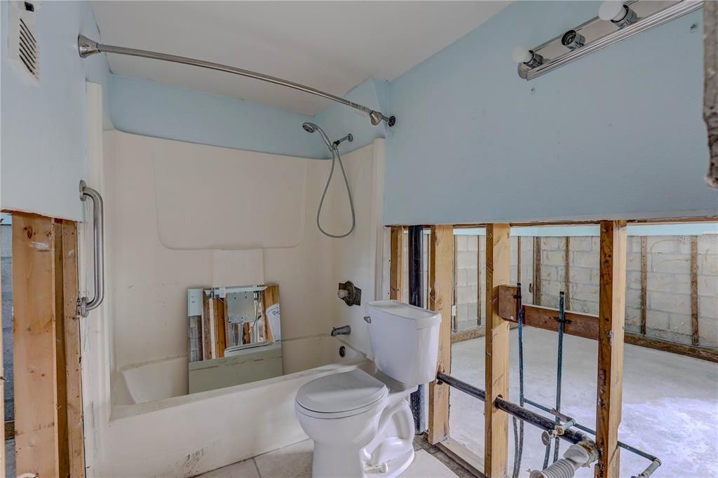 For Sale: $104,900 (2 beds, 1 baths, 720 Square Feet)