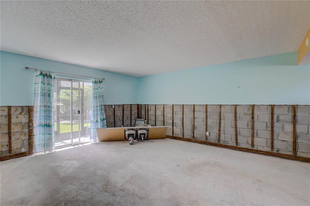 For Sale: $104,900 (2 beds, 1 baths, 720 Square Feet)