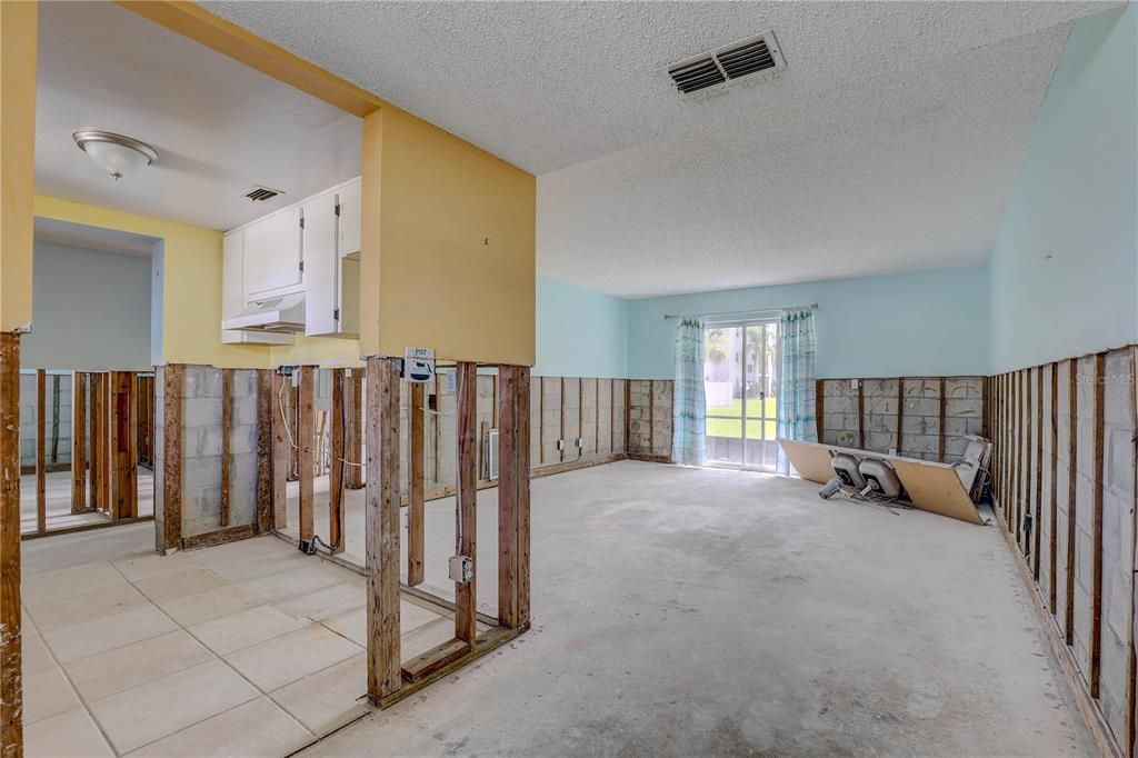 For Sale: $104,900 (2 beds, 1 baths, 720 Square Feet)