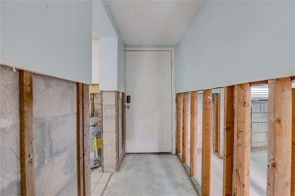 For Sale: $104,900 (2 beds, 1 baths, 720 Square Feet)