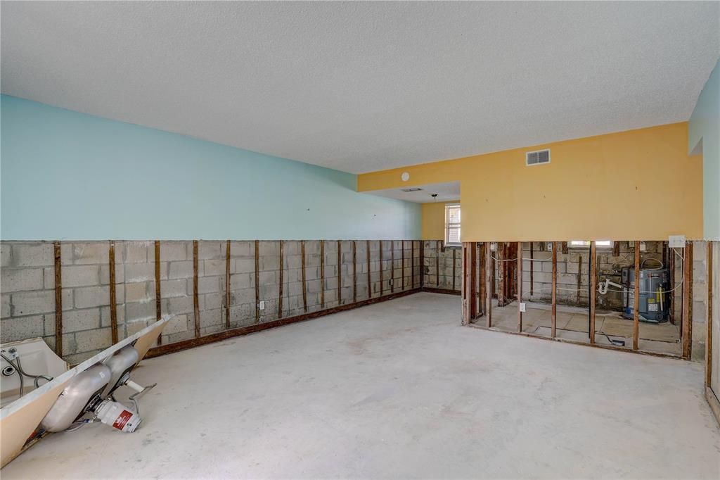 For Sale: $104,900 (2 beds, 1 baths, 720 Square Feet)