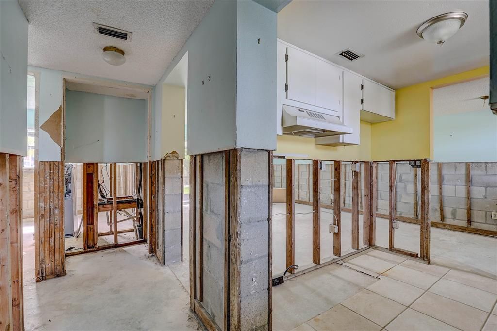 For Sale: $104,900 (2 beds, 1 baths, 720 Square Feet)