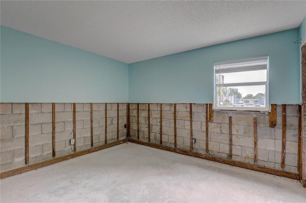 For Sale: $104,900 (2 beds, 1 baths, 720 Square Feet)