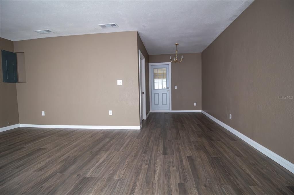 Active With Contract: $239,999 (3 beds, 2 baths, 1552 Square Feet)